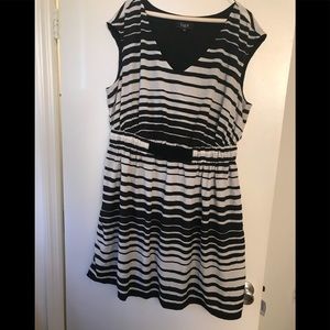 Black/white mini dress w/POCKETS